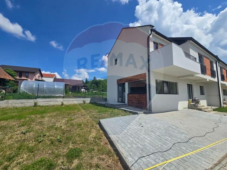 Duplex cu 4 camere cu Teren 222 Mp în Chinteni