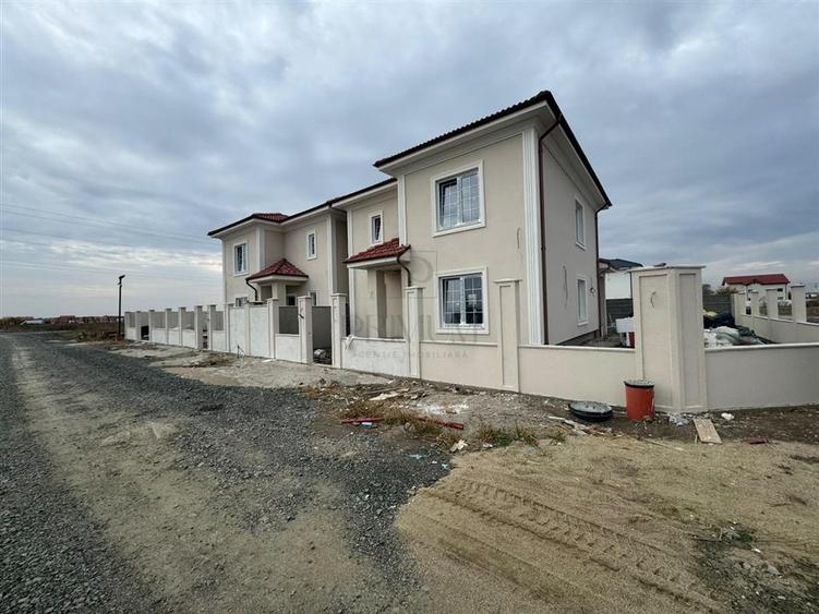 Casă individuală cu 4 camere cu Canalizare în Moșnița Nouă