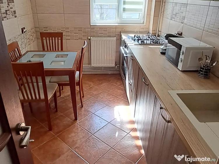Apartament cu 3 camere decomandat în Micro 17