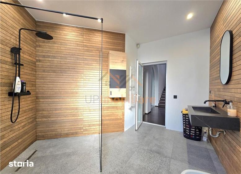 Casă cu 6 camere cu Teren 1178 Mp în Sânmartin