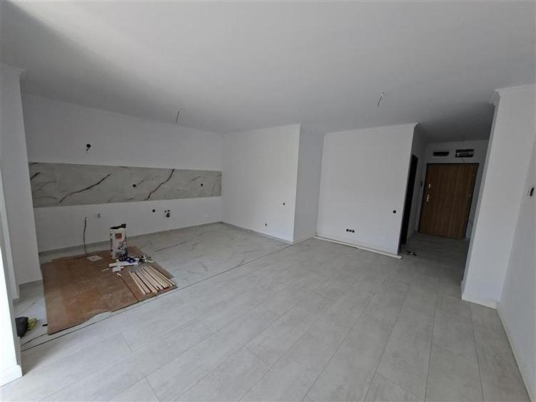 Apartament cu 4 camere semidecomandat în Florești