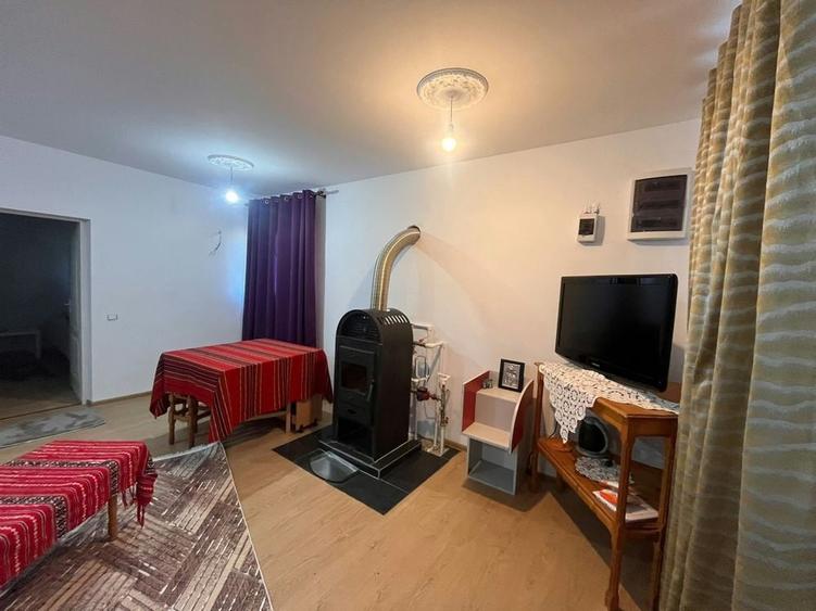 Casă cu 2 camere cu Teren 50 Mp în Poduri
