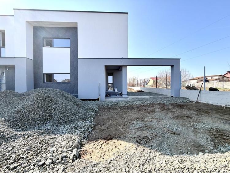 Duplex cu 5 camere cu Canalizare în Dumbrăvița