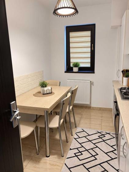 Apartament cu 3 camere semidecomandat în Roșu