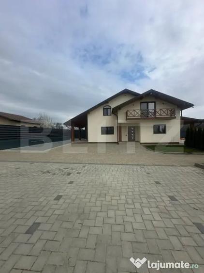 Casă cu 5 camere cu Teren 1600 Mp în Central