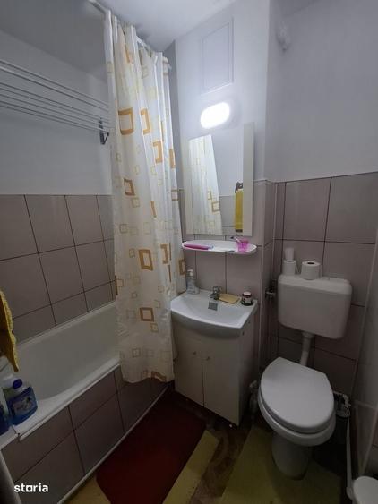 Apartament cu 3 camere semidecomandat în Cornișa