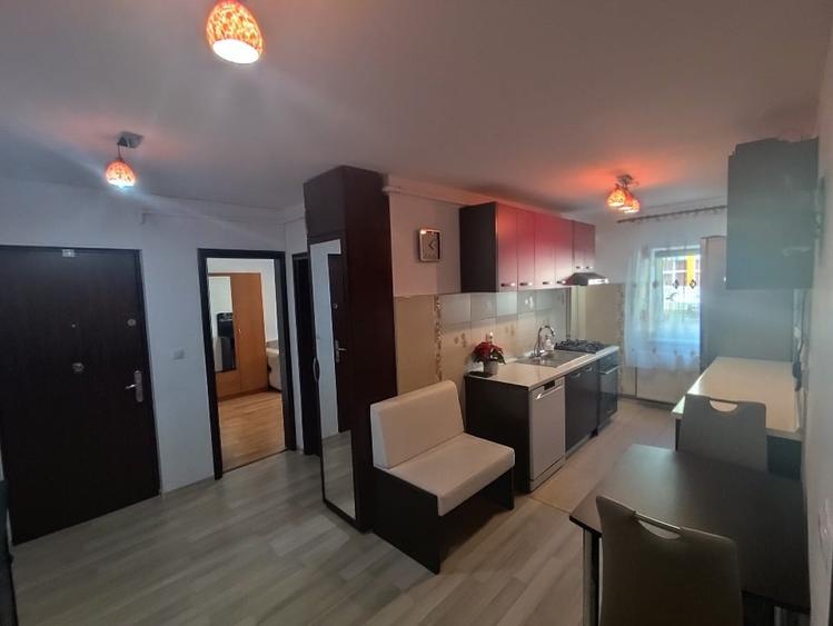 Apartament cu 3 camere semidecomandat, mobilat în Tractorul
