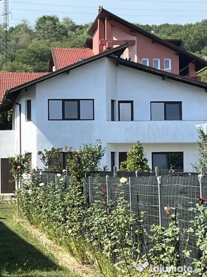 Casă cu 7 camere cu Teren 505 Mp în Cartierul Nord
