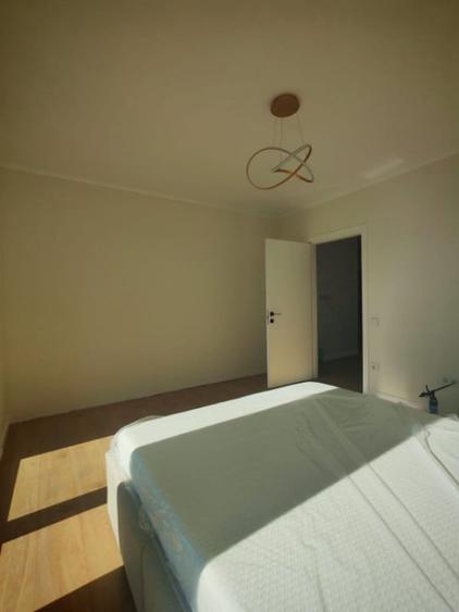 Apartament cu 3 camere semidecomandat în Gruia