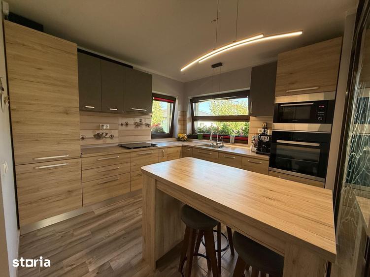 Casă cu 4 camere cu Teren 700 Mp în Groși