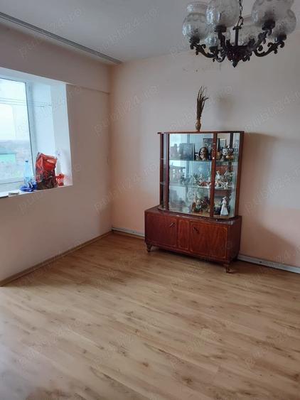 Apartament cu 3 camere semidecomandat în Sulina