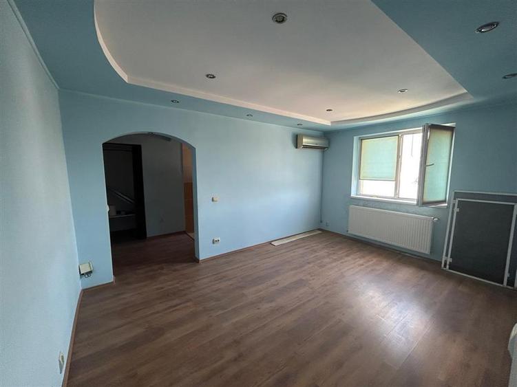 Apartament cu 3 camere semidecomandat în Sud