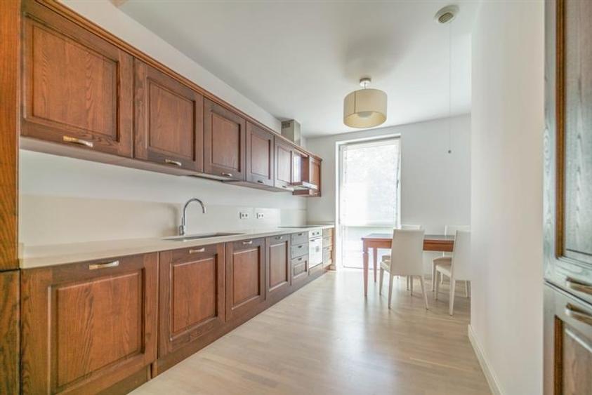 Apartament cu 4 camere semidecomandat în Aviatorilor