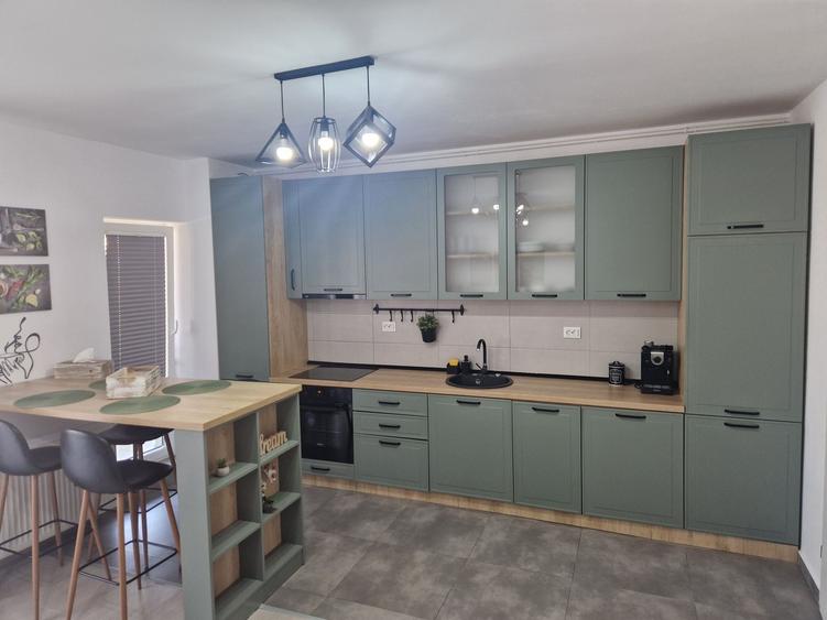 Apartament cu 2 camere decomandat în Tractorul