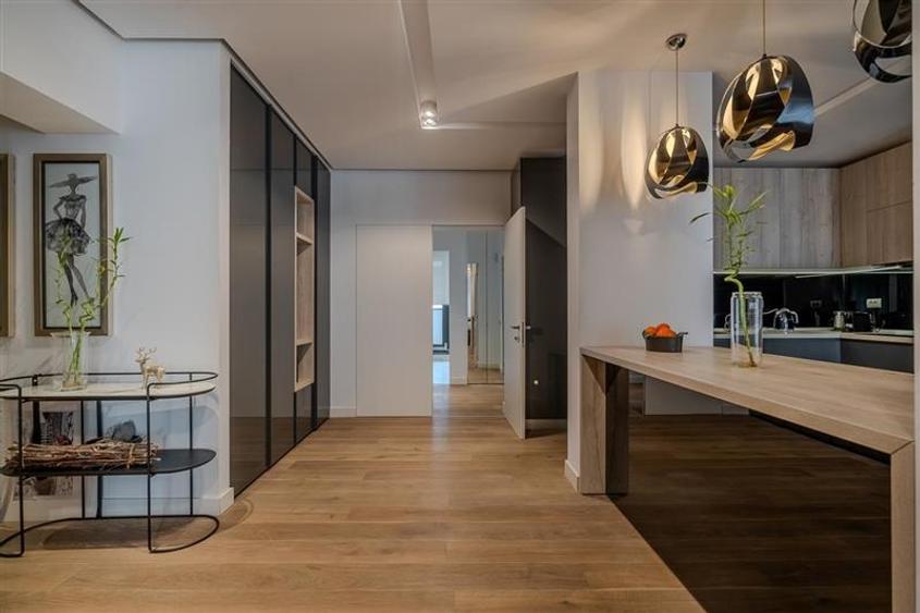 Penthouse cu 3 camere semidecomandat, mobilat în Central