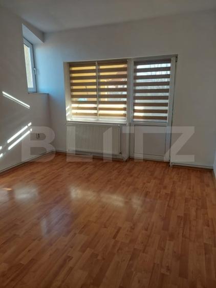 Apartament cu 4 camere semidecomandat în 9 Mai