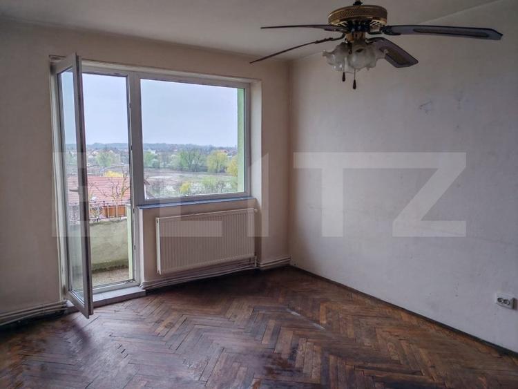 Apartament cu 3 camere semidecomandat în Botizului