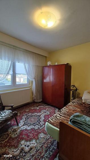 Apartament cu 3 camere semidecomandat în Central