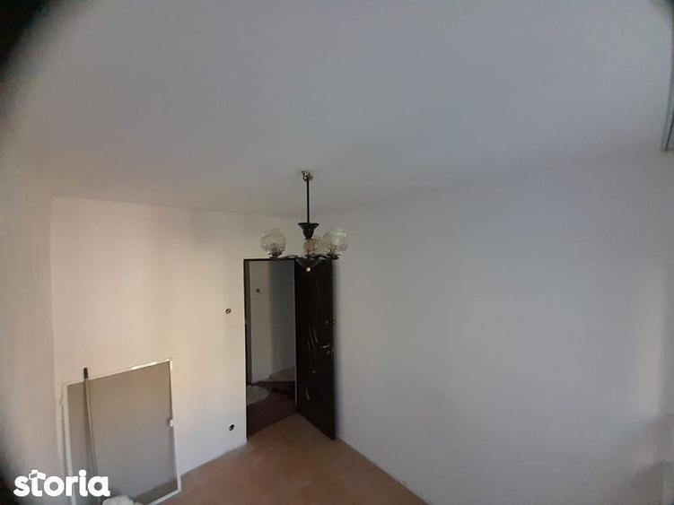 Apartament cu 3 camere nedecomandat în Mircea cel Bătrân
