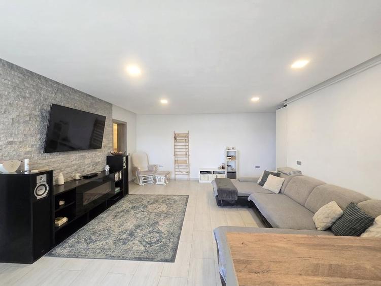 Apartament cu 3 camere semidecomandat, mobilat în Sânnicoară