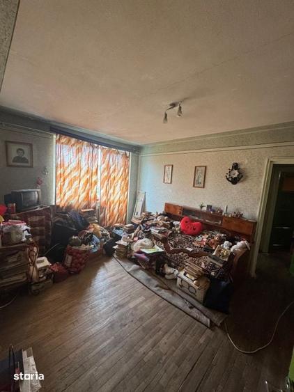 Apartament cu 3 camere semidecomandat în Craiovița Nouă