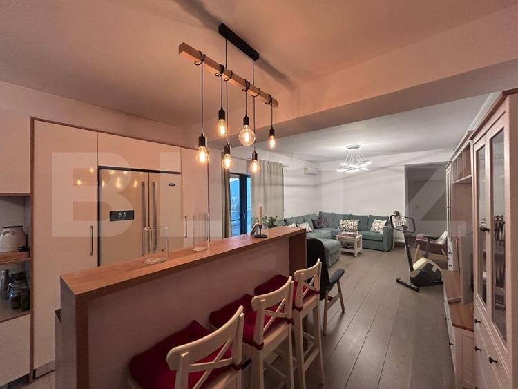 Apartament cu 6 camere semidecomandat, mobilat în 1 Mai