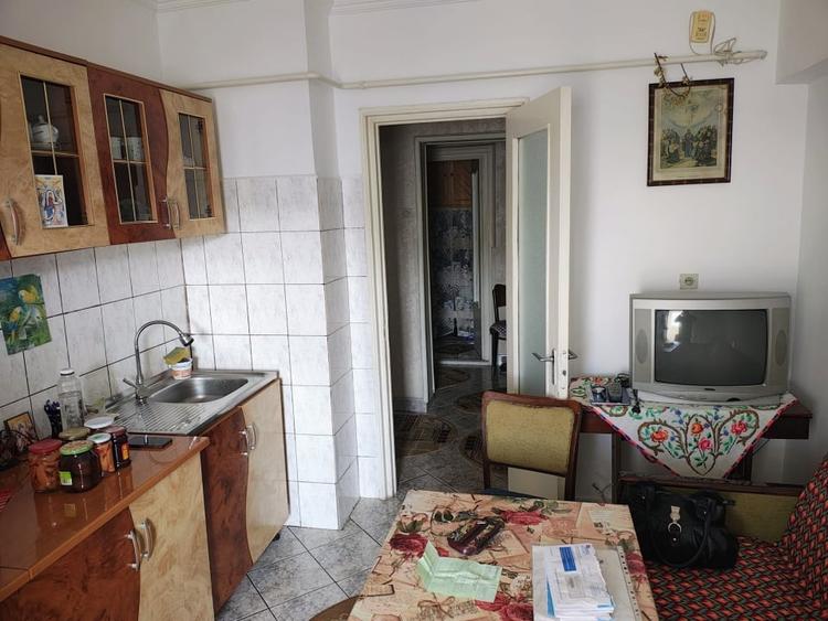 Apartament cu 3 camere decomandat în Școlilor
