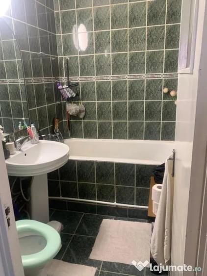 Apartament cu 3 camere semidecomandat, mobilat în Central