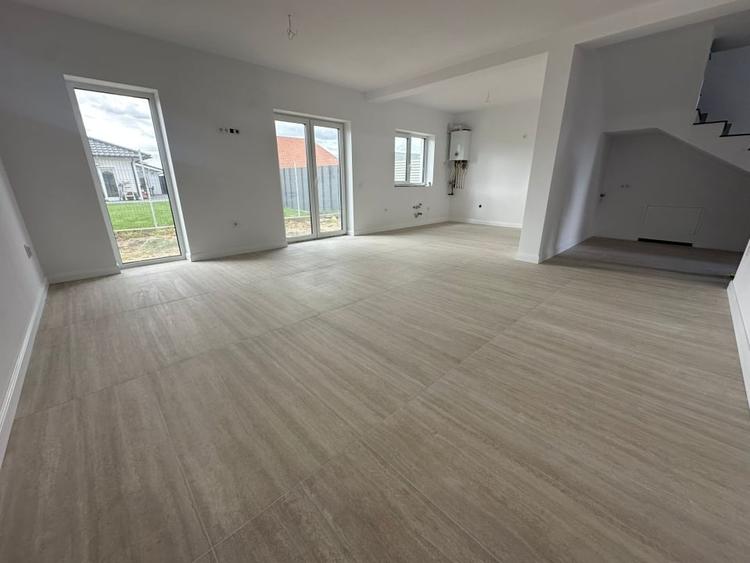 Duplex cu 4 camere cu Canalizare în Central