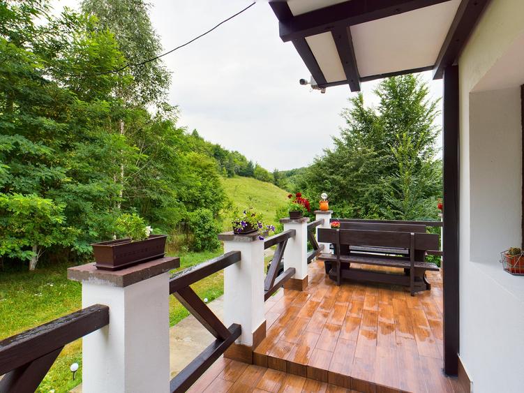 Casă individuală cu 12 camere cu Teren 3500 Mp în Exterior Vest
