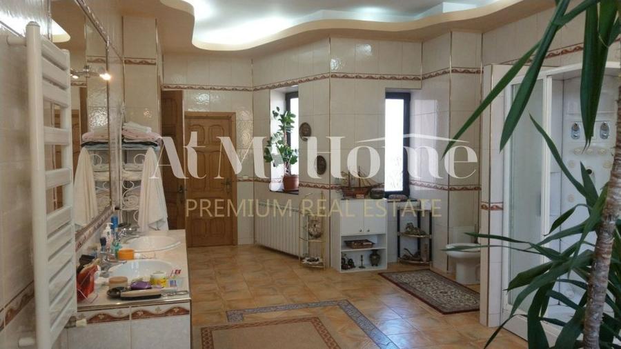 Casă individuală cu 12 camere cu Canalizare în Cotroceni