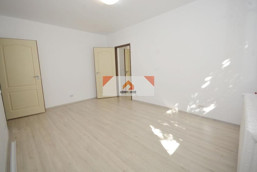 Apartament cu 3 camere semidecomandat în Drumul Taberei