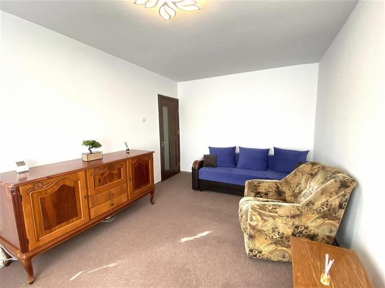 Apartament cu 3 camere decomandat în Nicolina