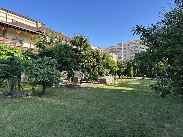 Casă cu 4 camere decomandat în Între Lacuri