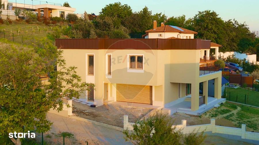 Casă cu 6 camere cu Teren 700 Mp în Iorga