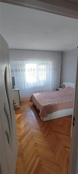 Apartament cu 3 camere decomandat, mobilat în Dacia