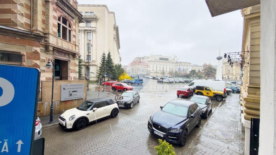 Apartament cu 3 camere semidecomandat în Universitate