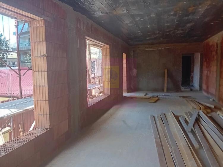 Casă cu 6 camere cu Teren 250 Mp în Vitan