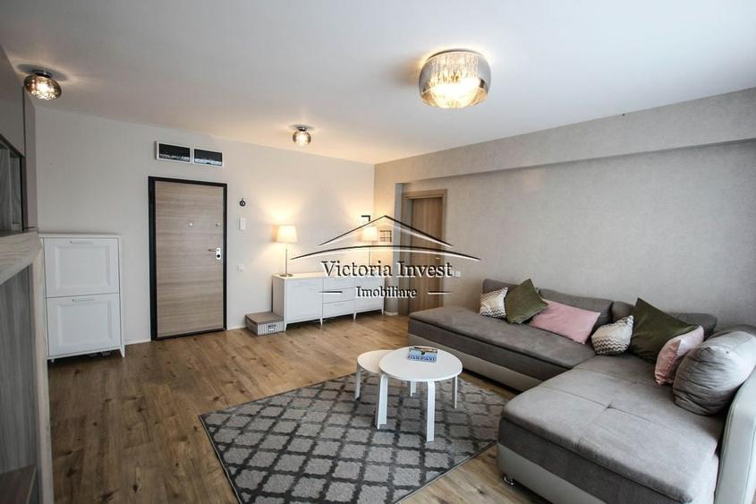 Apartament cu 4 camere semidecomandat, mobilat în Băneasa