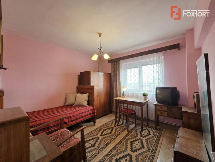 Apartament cu 4 camere semidecomandat în Micălaca