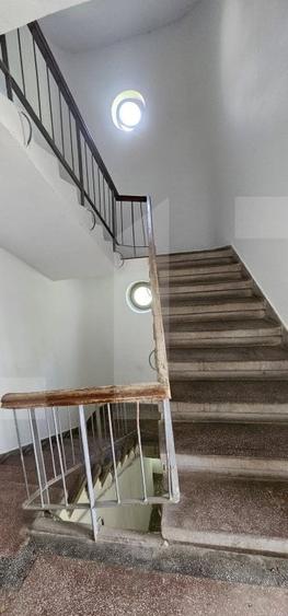 Casă individuală cu 6 camere cu Canalizare în Central