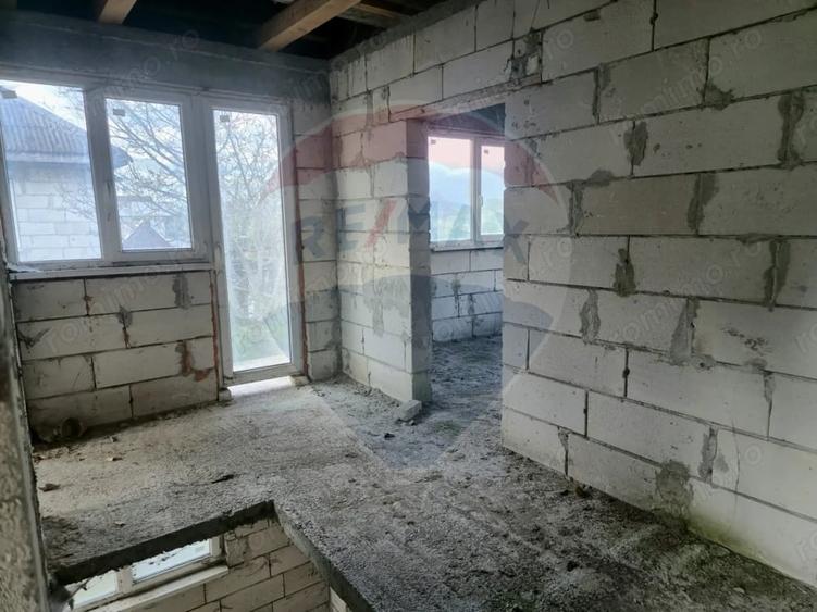 Casă cu 7 camere cu Teren 3650 Mp în Central