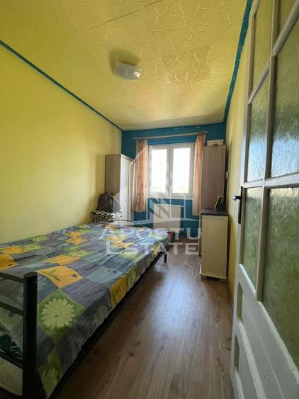 Apartament cu 4 camere semidecomandat, mobilat în Spitalul Județean