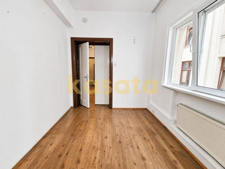 Apartament cu 4 camere semidecomandat în P-ța Romană