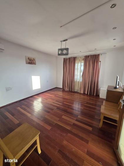 Casă cu 8 camere cu Teren 350 Mp în Dobroești