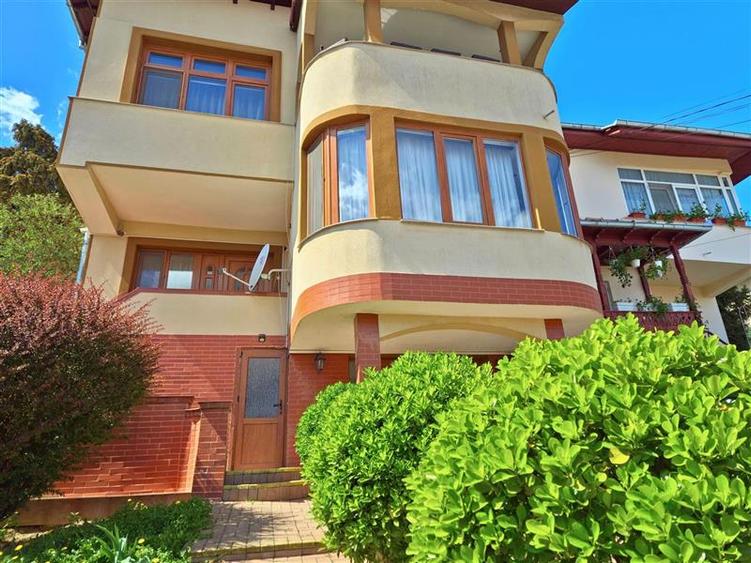 Duplex cu 6 camere cu Canalizare în 1 Mai