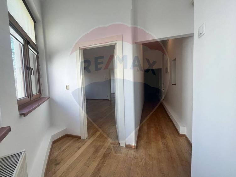 Apartament cu 6 camere circular în Periferie