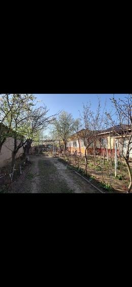 Casă cu 3 camere decomandat în Șuțești