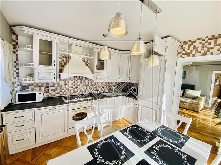 Penthouse cu 4 camere semidecomandat în Mihai Viteazul