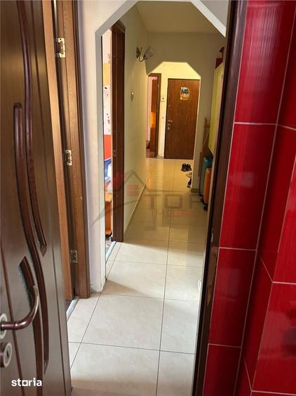 Apartament cu 3 camere decomandat, mobilat în Nicolina
